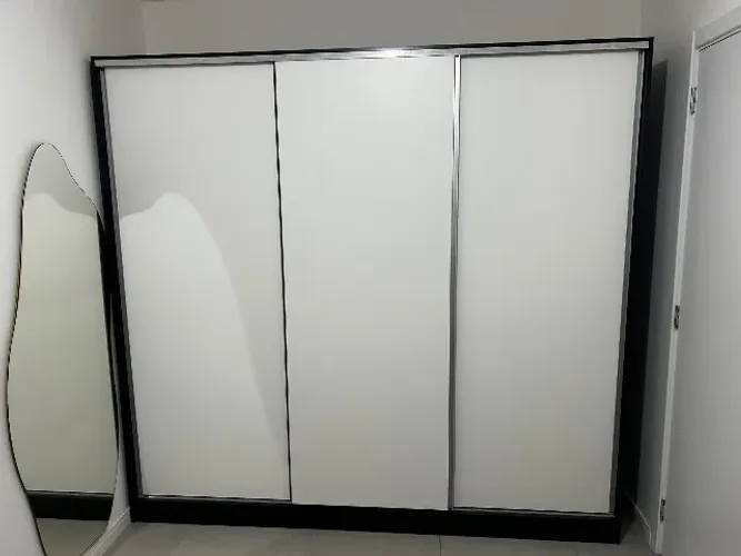 Guarda roupa casal 100% MDF madesa royale 3 portas de correr preto/branco.
