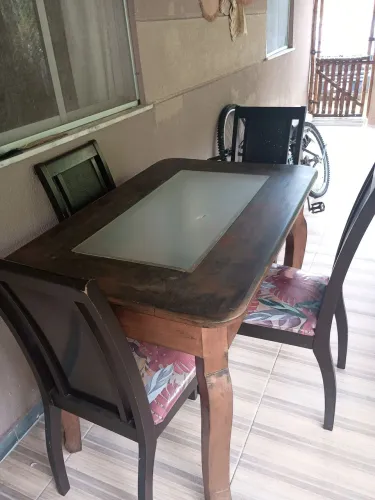 Vendo Mesa c/ 4 cadeiras