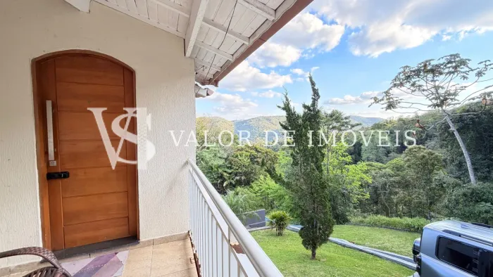 Casa de 900m2, com piscina e campo de futebol em condomínio fechado na Serra da Cantareira