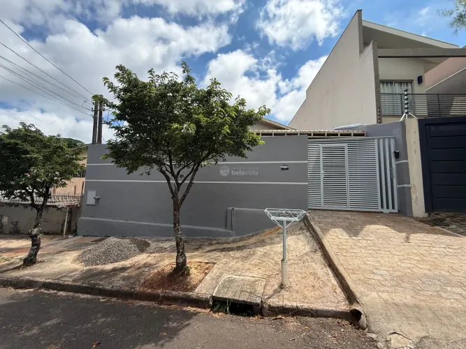 CASA À VENDA NA VILA BRASIL EM APUCARANA.