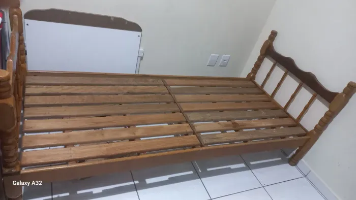 Cama solteiro de madeira