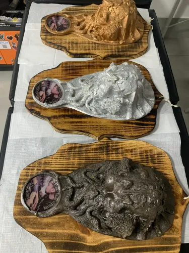 Escultura de caveira no oceano ( troféu de parede resina e madeira)