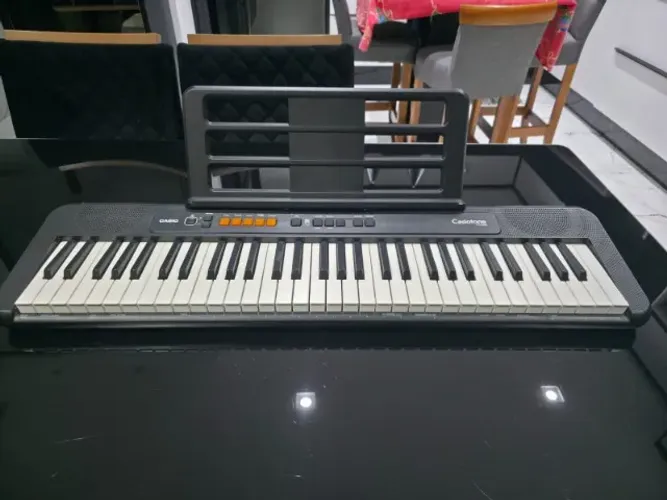 Teclado musical Casio Casiotone CT-S100 61 teclas preto