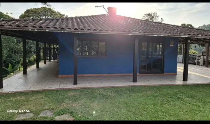 Vendo pequena chácara com casa de alto padrão