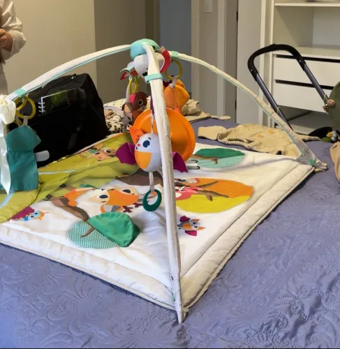 Tapete de Atividades Tiny Love com Arco e Brinquedos