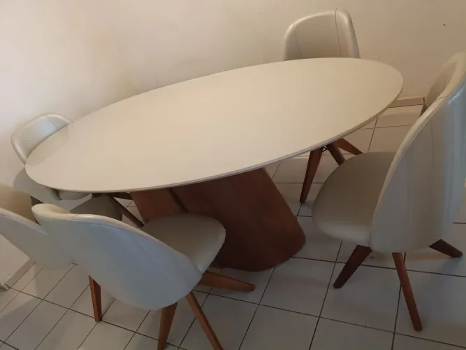 Mesa de jantar com 6 cadeiras estofadas.
