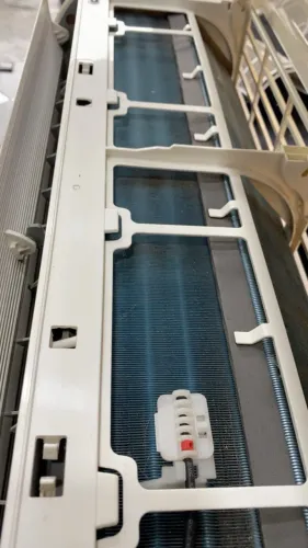 Ar condicionado seminovo nunca usado,modelo antigo mas esta novo