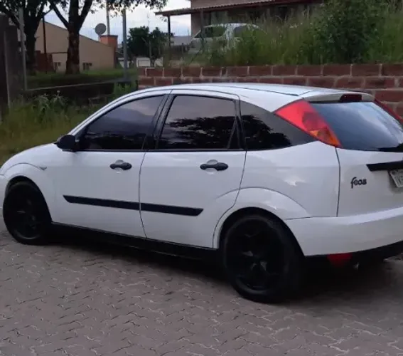 Ford Focus 1.8 16V 5P 2002