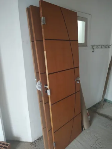3 portas envernizadas semi novas  