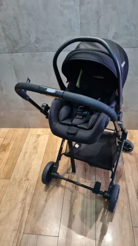Carrinho kiddo com bebê conforto e moises.