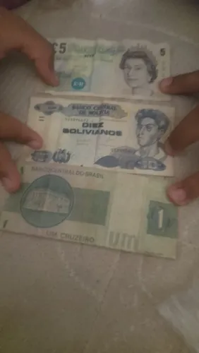 Algumas cédulas antigas e de outro país
