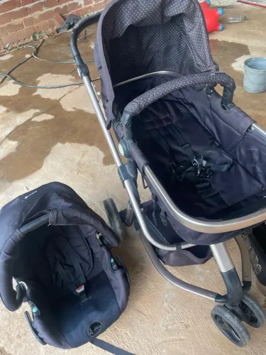 Carrinho Moisés + bebê conforto + suporte carro 