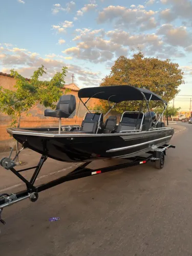 LANCHA BASS BOATS 6,5M x 2,20M 26/26 + YAMAHA V-MAX 115 COM TELA 26/26 + CARRETA