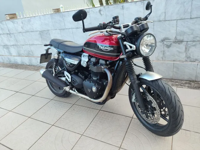 Moto impecável 