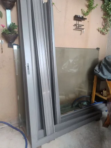 Porta de vidro 4.72 x 2.30 esquadrias em alumínio linha Gold 3 folhas vidro 12 m laminado