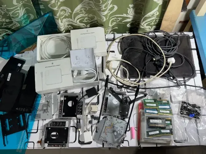 Lote de Peças e Acessórios MacBook Pro (2010-2012) + Memórias RAM + Caddy + Cabos