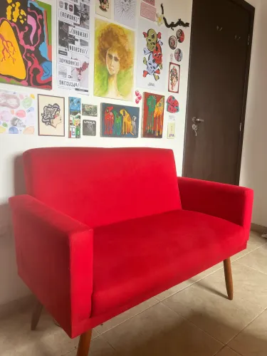Sofá namoradeira vermelho com pés de madeira eucalipto