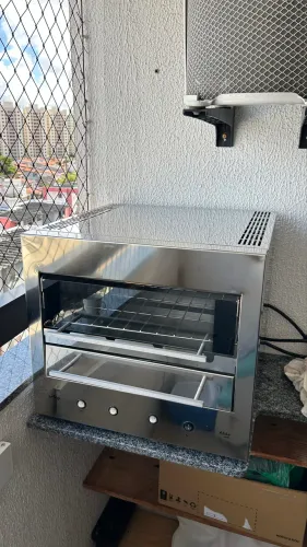 Churrasqueira elétrica com espetos rotativos