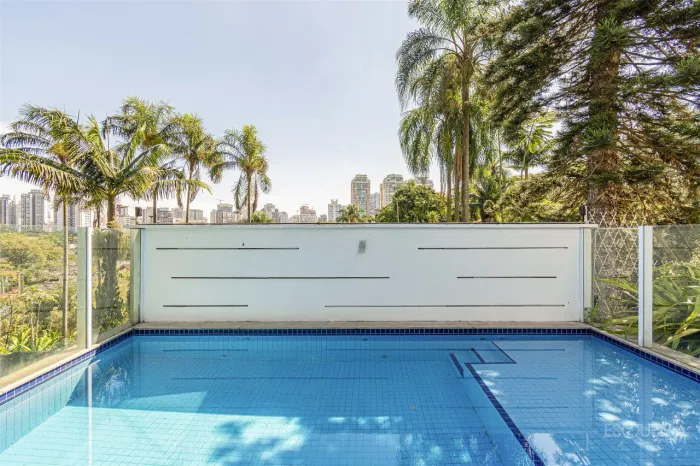 Casa em condomínio com piscina e terraço panorâmico
