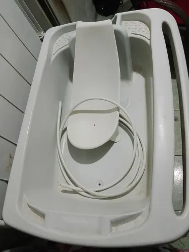 Banheira com suporte é trocador