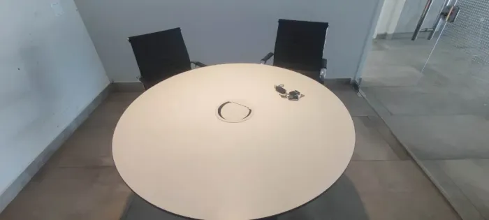 Mesa de Reunião Versus da conceituada marca de mobiliário corporativo Securit temos outros