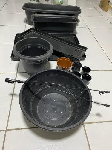 10 Vasos de flor e 3 pratos