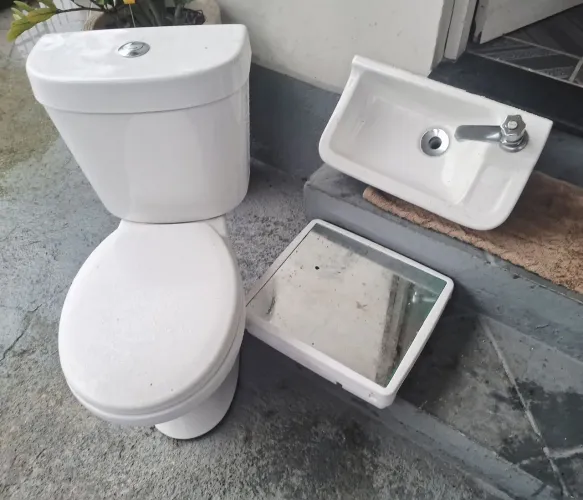 Kit Banheiro Completo: Vaso c/ Caixa Acoplada + Pia com Torneira + Espelheira