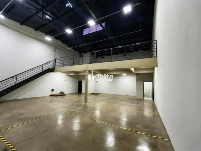 Galpão comercial disponível para locação no bairro Santa Mônica em Uberlândia-MG