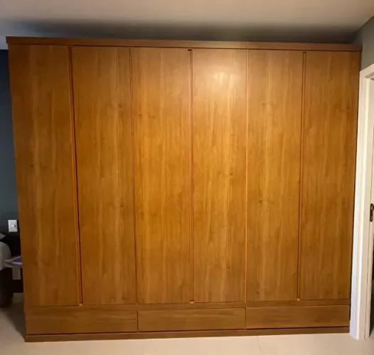 Guarda roupa com 9 portas