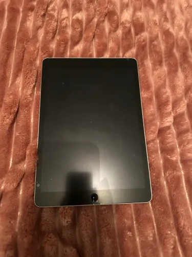 Vendo IPad 9º geração com 64g de armazenamento + capinha com teclado e mousepad de brinde