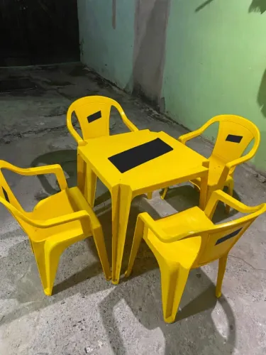 Vendo jogo de mesa com 4 cadeiras novo.