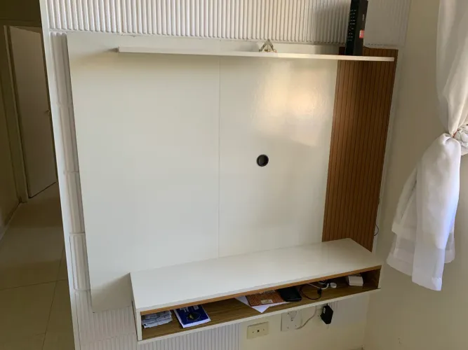 Painel para TV compacto e em ótimo estado
