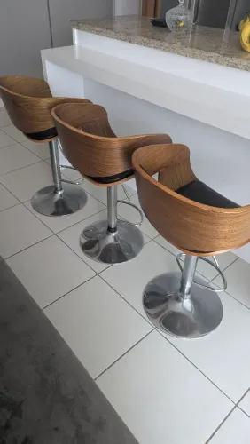 Conjunto 3 Banquetas Altas Giratórias Madeira Curvada Regulagem de Altura