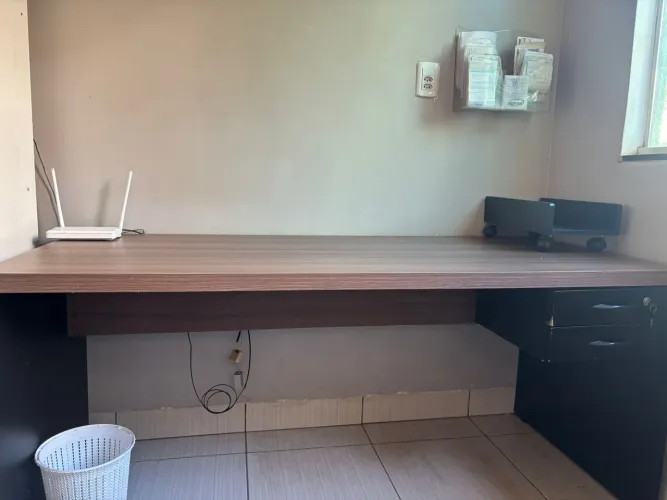 ? Mesa Moderna Semi Nova + Gaveteiros + Suporte de CPU - Completa! ?