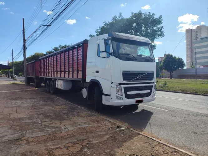 Caminhão Boiadeiro FH 440 com Julieta, Trela