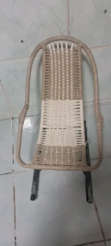 Vendo uma cadeira de balanço pequena