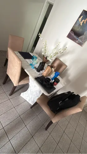 MESA DE MÁRMORE COM 4 CADEIRAS - DE SALA