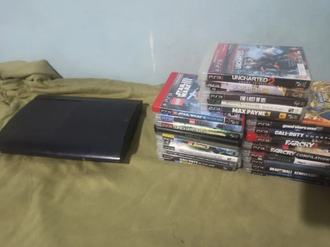 Playstation 3 + 25 jogos físico e 5 jogos digitais