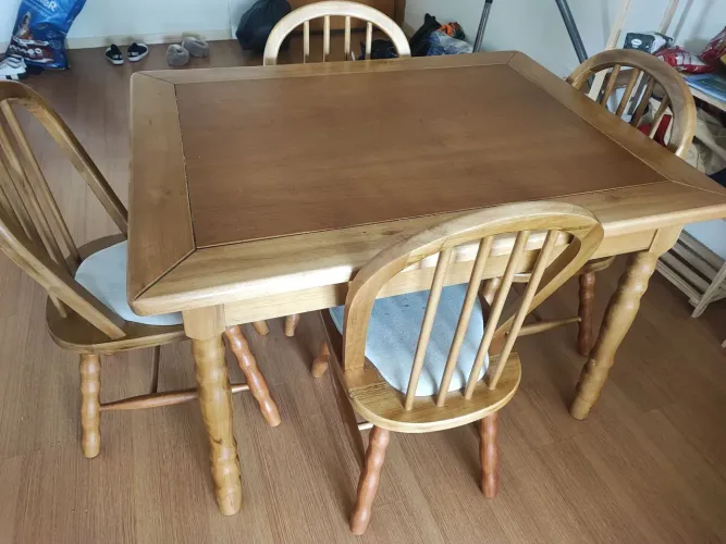 Mesa com 4 cadeiras Pinus 116x89cm