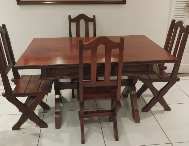 Mesa com 4 cadeiras