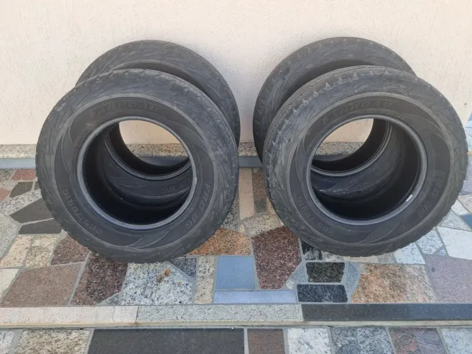 Vendo 4 pneus 265/70 R16 para camionete