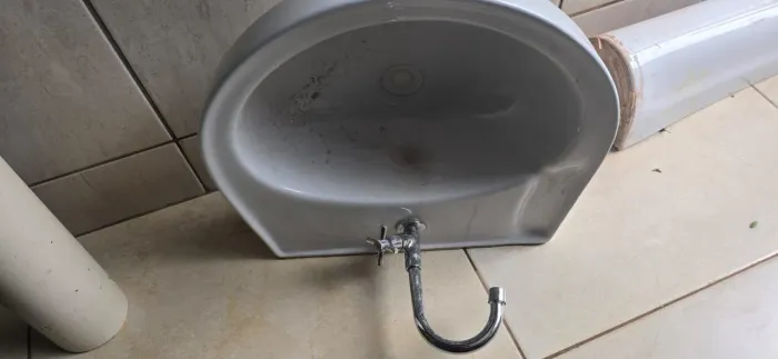 Lavatorio com torneira e coluna e tanque com coluna