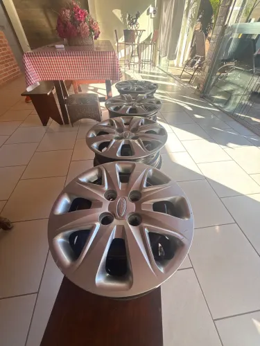 JOGO DE RODAS ARO 14 FORD KA COM CALOTAS ORIGINAIS R$ 800,00