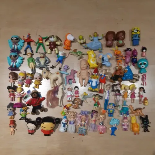 Lote de dezenas de brinquedos