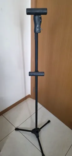 Pedestal com ajuste de altura e trava.