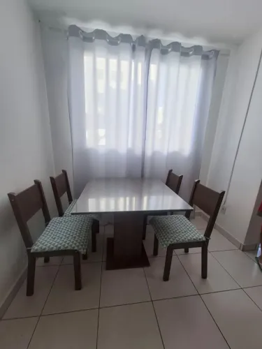 Mesa com tampo de vidro 4 cadeiras 