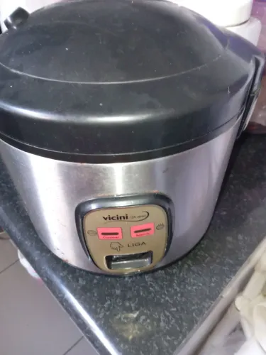 Panela de arroz nova.