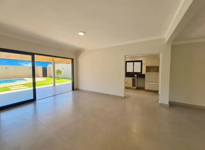 Casa com quintal e piscina no Bairro Urbanova.