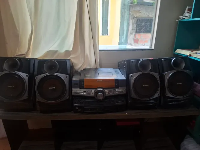 SOM SONY + 4 CAIXAS DE SOM