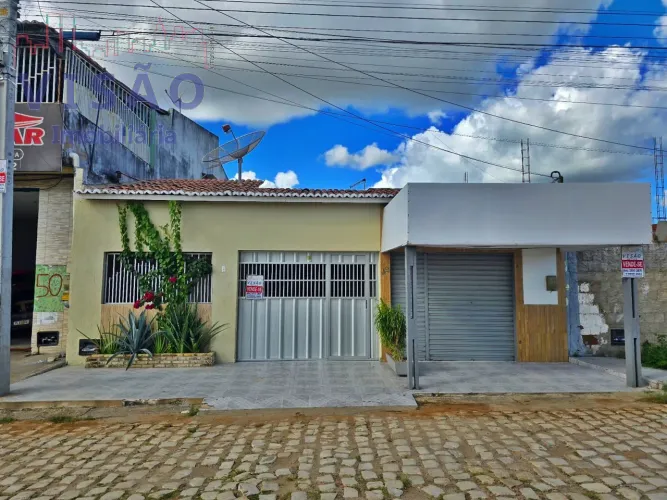 VENDE-SE CASA RESIDENCIAL COM PONTO COMERCIAL